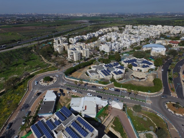 פאנלים סולאריים בעיר אלעד
