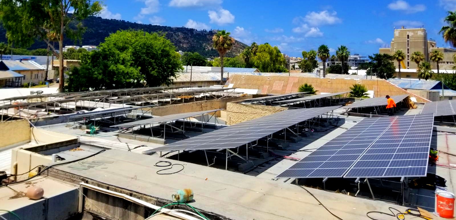 הקמת מערכת סולרית על גג בית ספר באיזור חיפה. צילום: נח